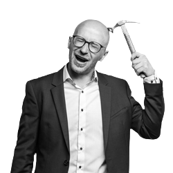 Datenschützer schlägt sich mit Hammer auf den Kopf